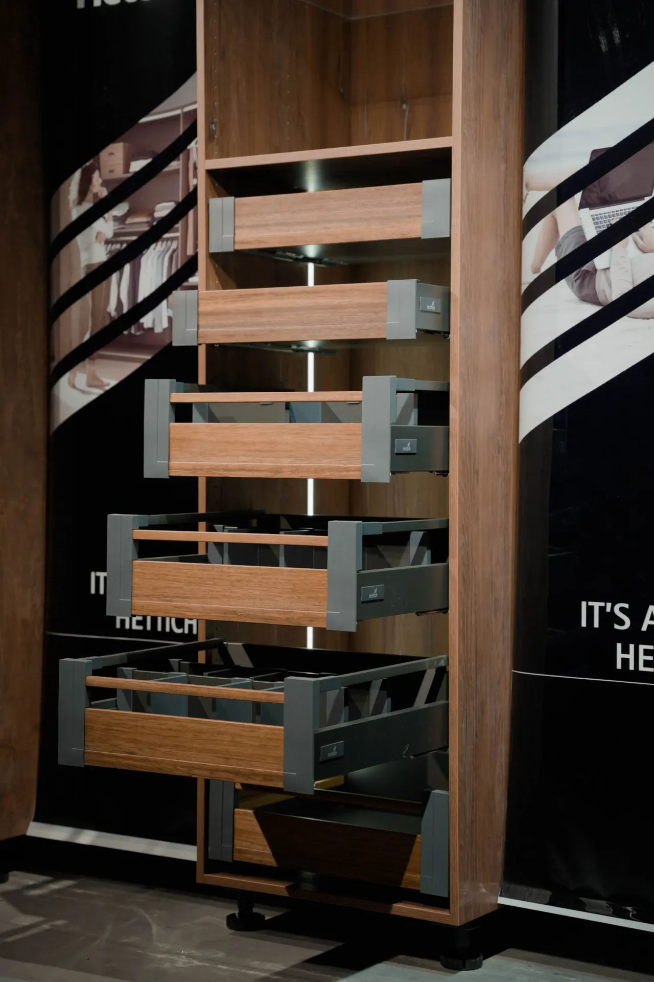 IA Pantry - Модон нүүртэй хүнсний нөөцийн шүүгээ (Хар саарал)